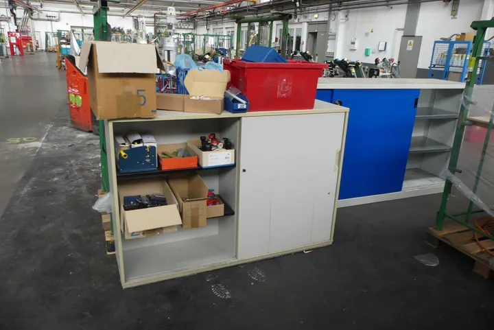 Schiebetürenschrank mit Bürozubehör